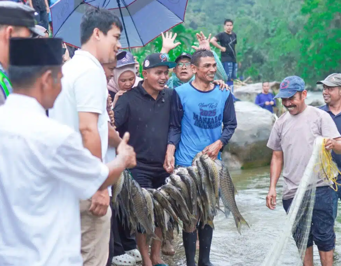 Bupati Jon Firman Pandu Hadiri Kegiatan Manjalo Ikan di Jorong Lubuak Muaro Nagari Sungai Abu